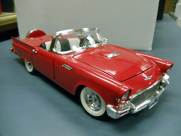 (image for) 1957 Ford Thunderbird (Red) - 1/18 Road Signature AS / IS - Click Image to Close